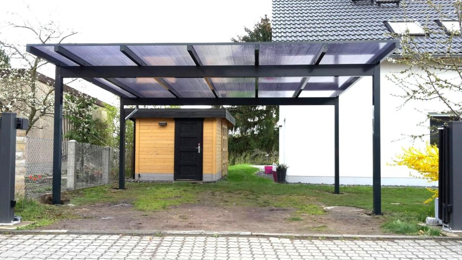 Навес из металла с плоской крышей