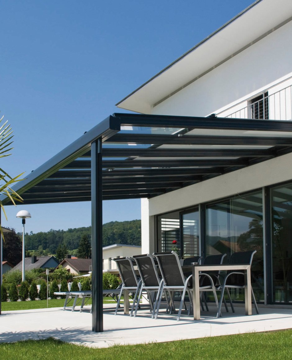 Дом с плоской крышей и навесом