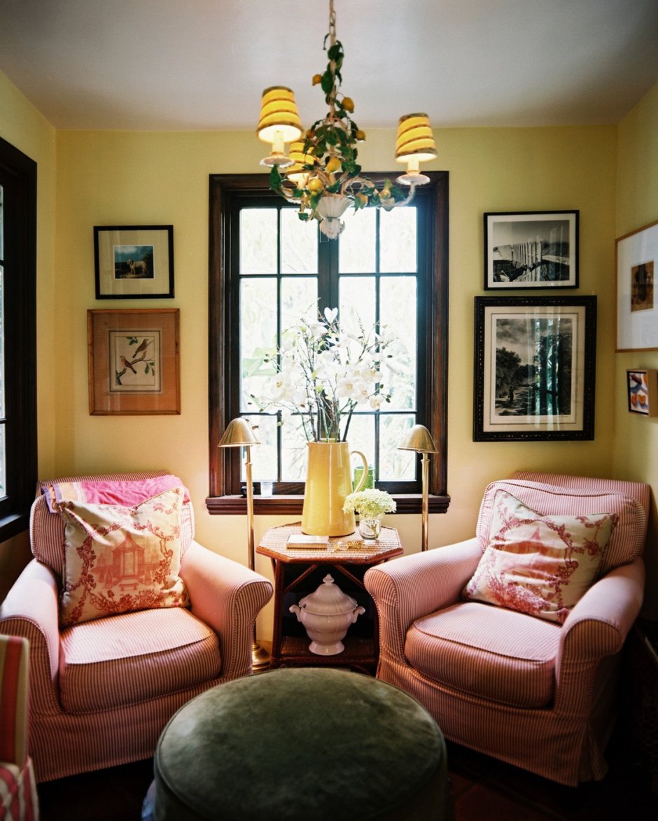 Гостиная в цвете охра