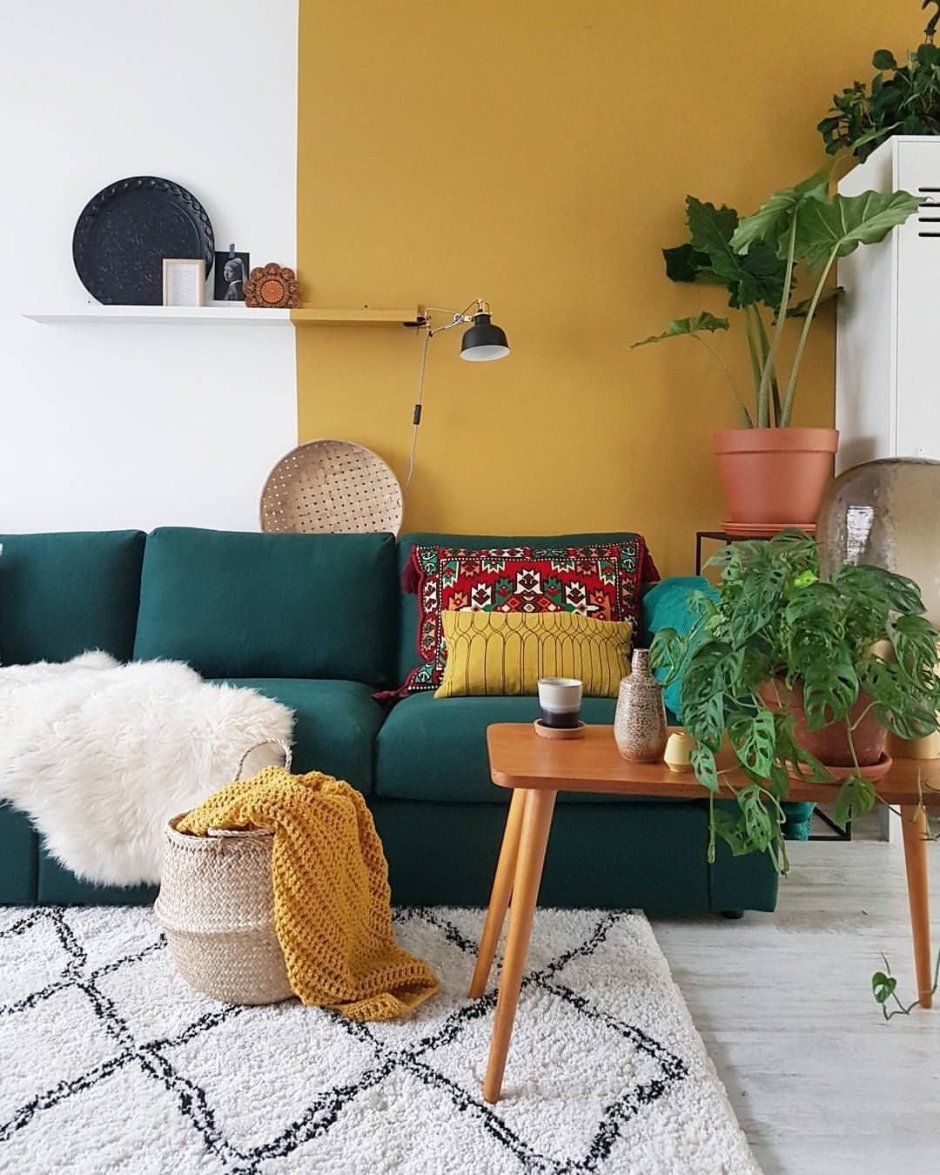 Диван горчичного цвета в интерьере