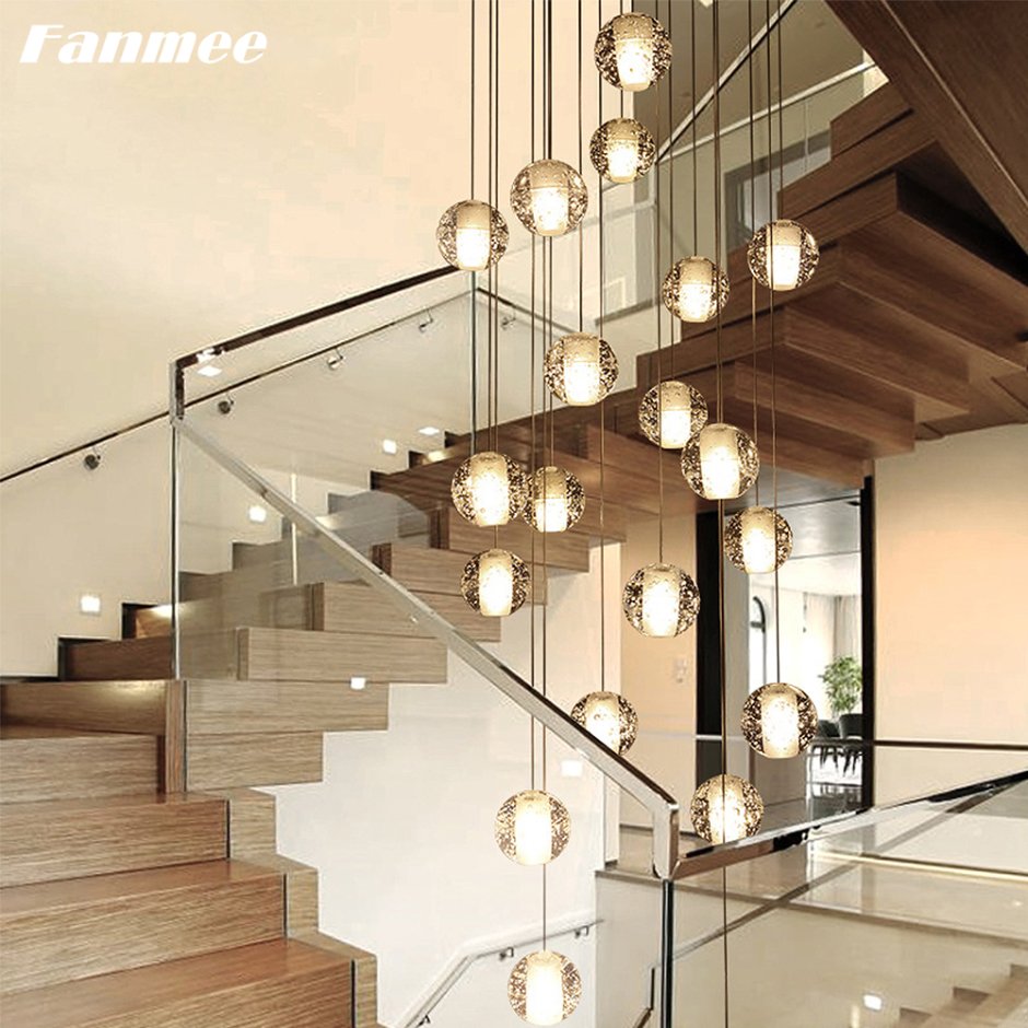 Люстра над лестницей