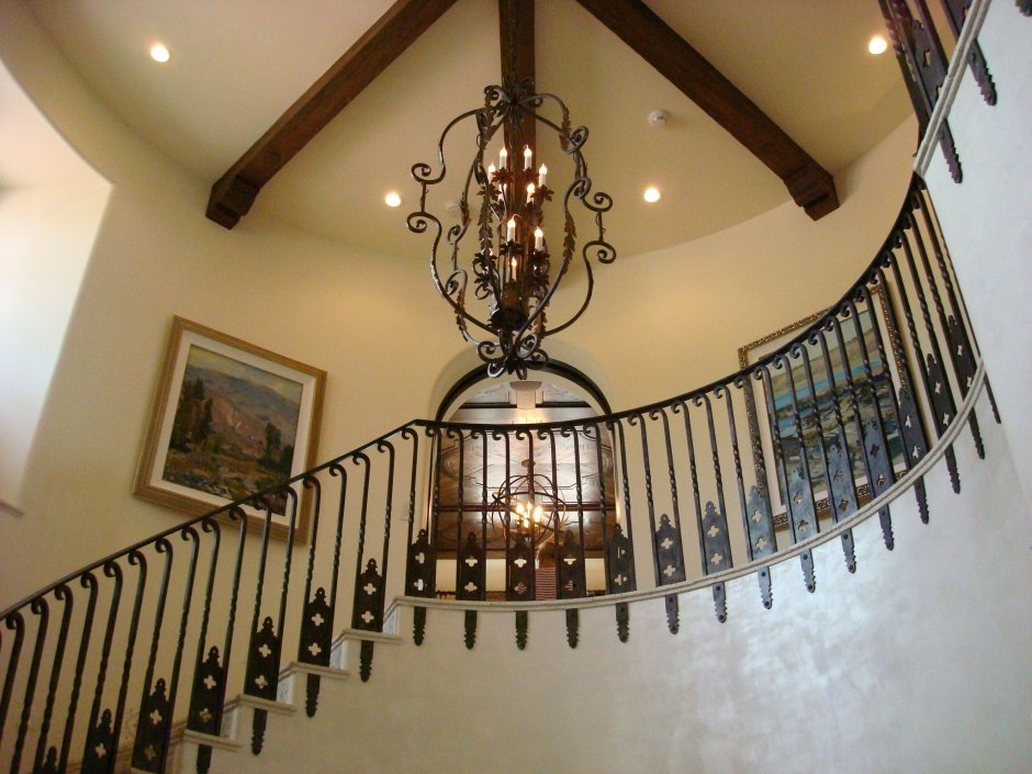 Люстра для лестницы в доме