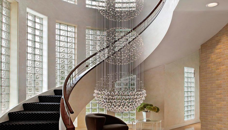 Каскадная люстра для лестницы