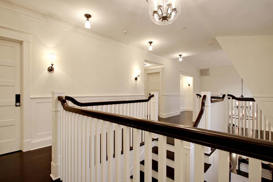 Светильник в лестничный пролет