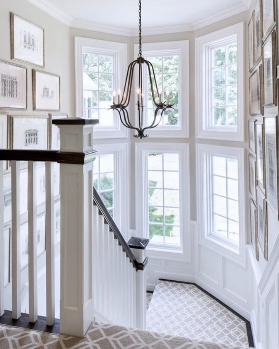 Люстра над лестницей