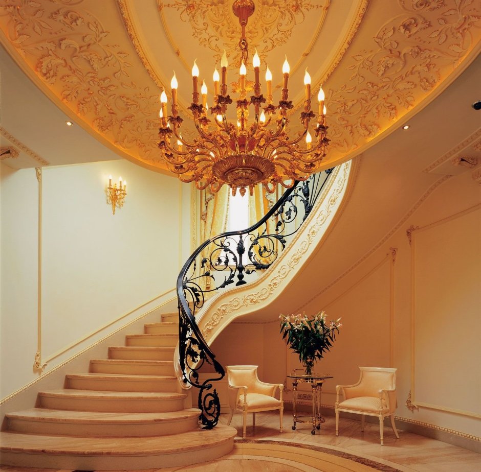 Интерьер лестницы в доме