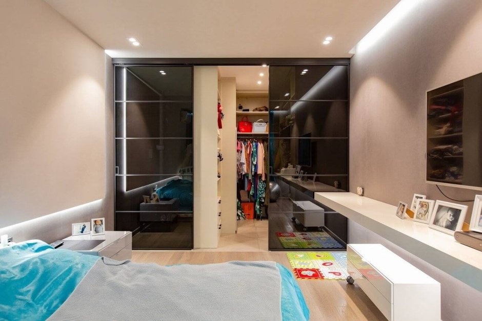 Зонирование комнаты с гардеробной