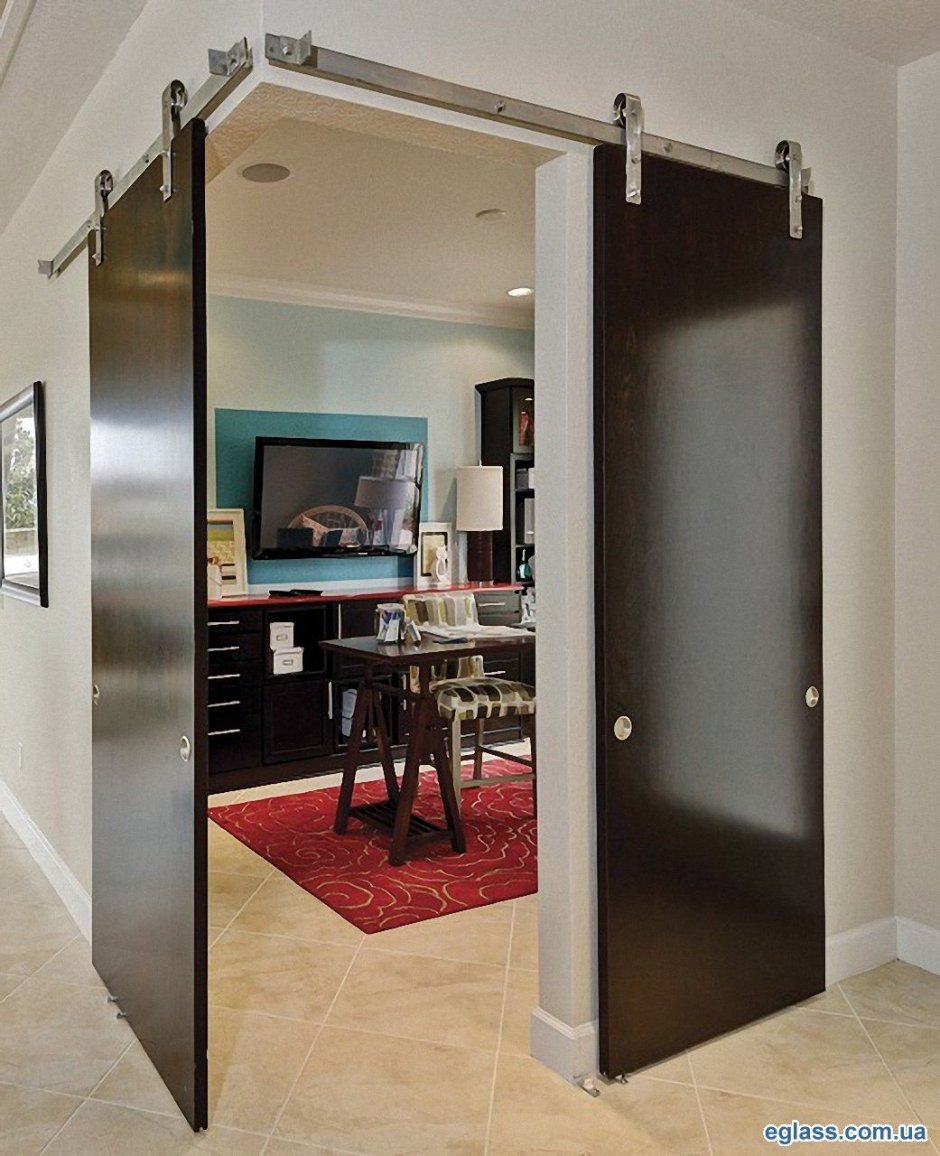 Угловая дверь в комнату