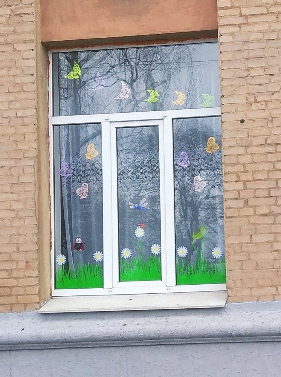 Украшение окна на 14 февраля