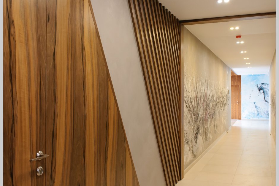 Отделка прихожей рейками