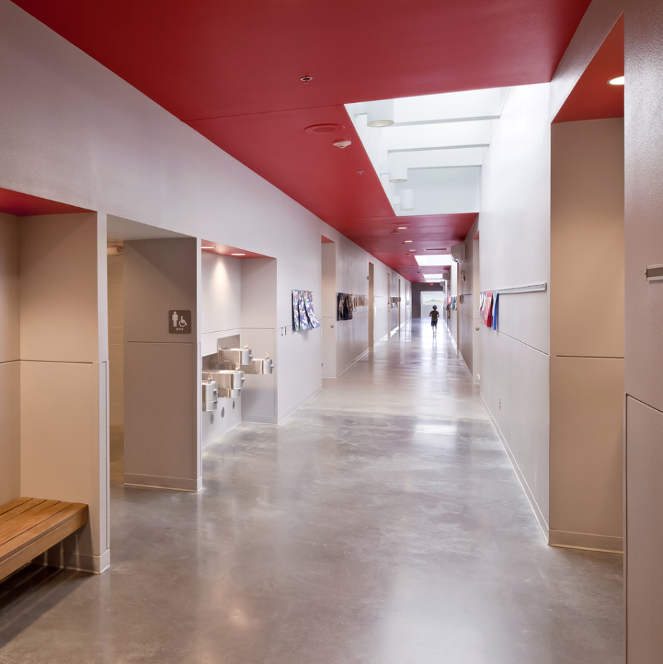 Красивый школьный коридор