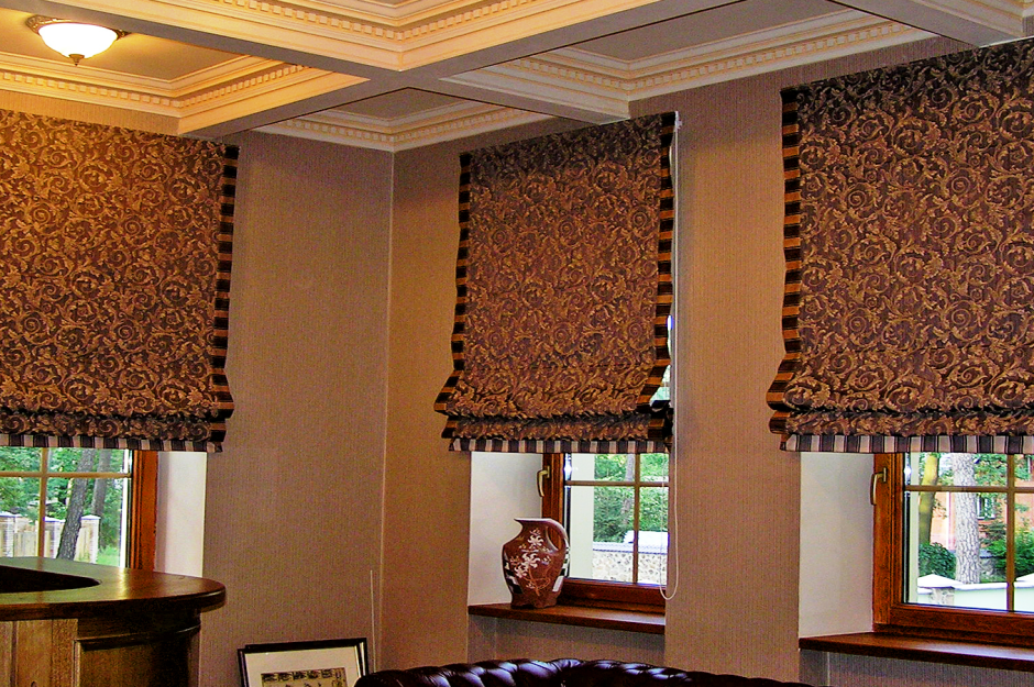 Римская штора с кисточкой на кухни