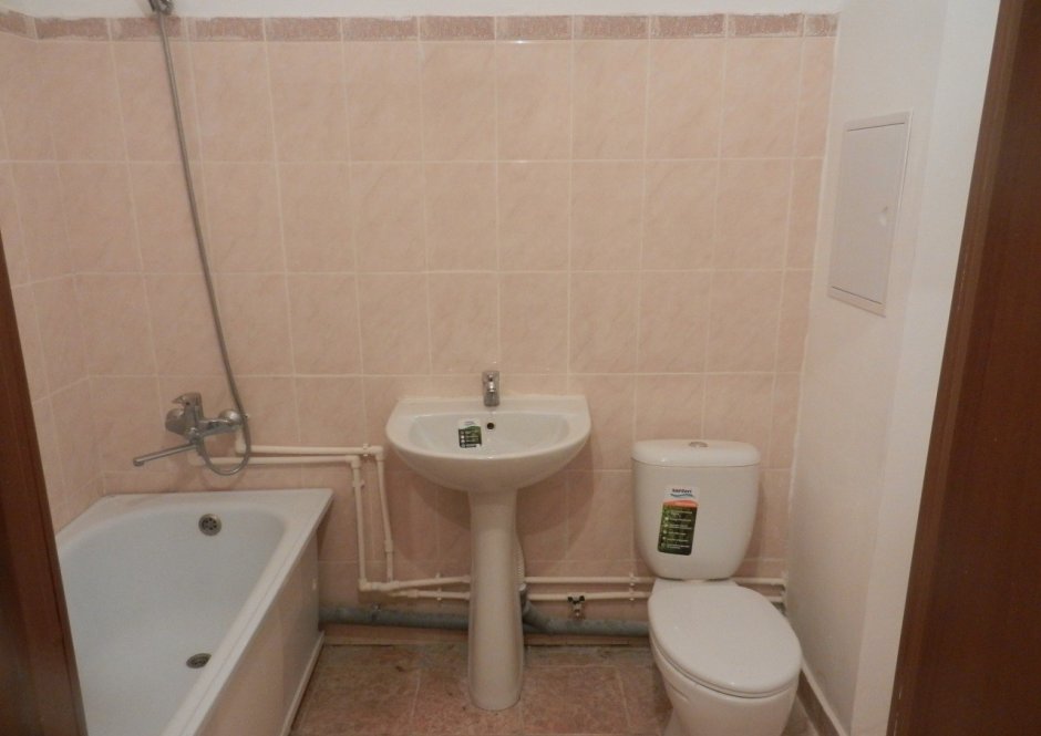 Ванная с угловой ванной в бирюзовых тонах