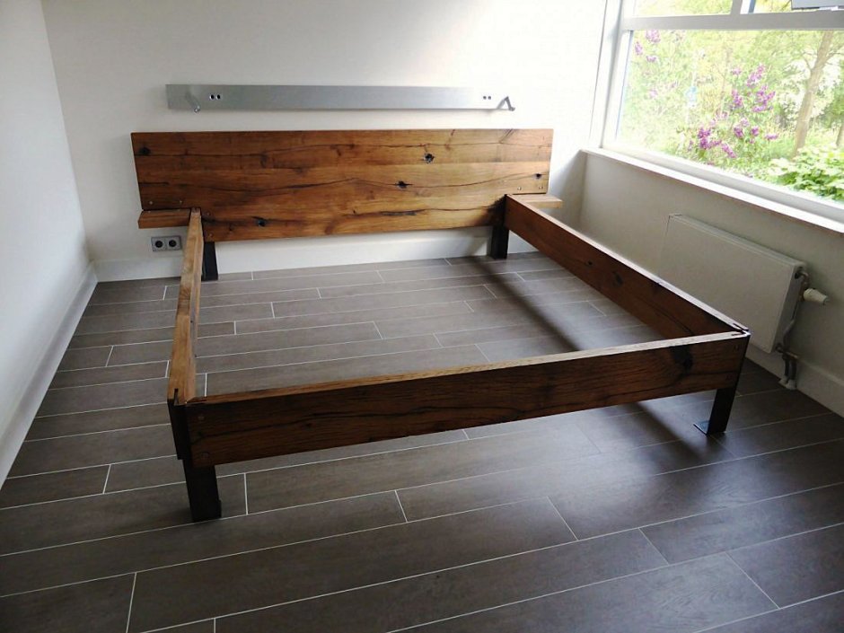 Кровать из необрезной доски