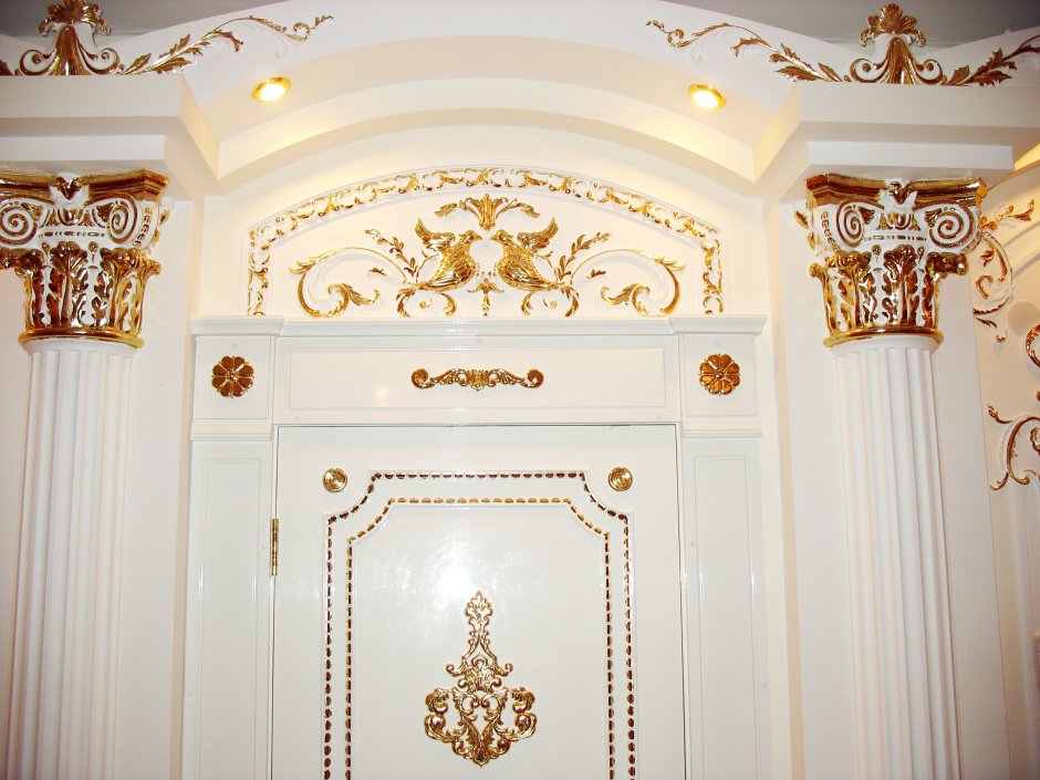 Лепнина на двери