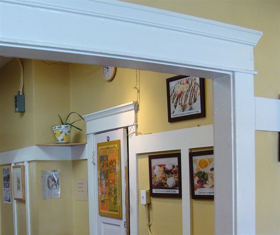 Декор над дверью