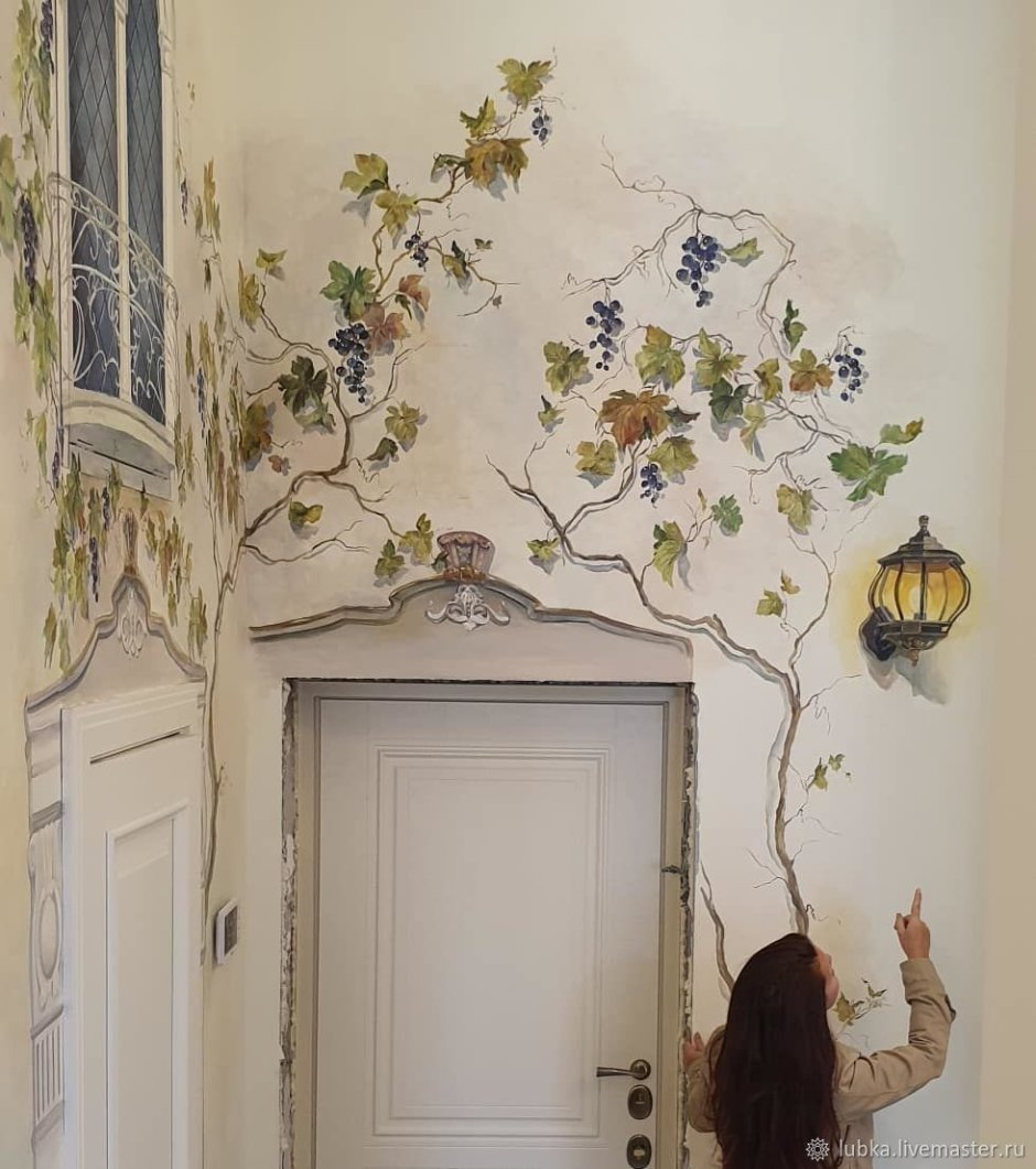 Декор над дверью