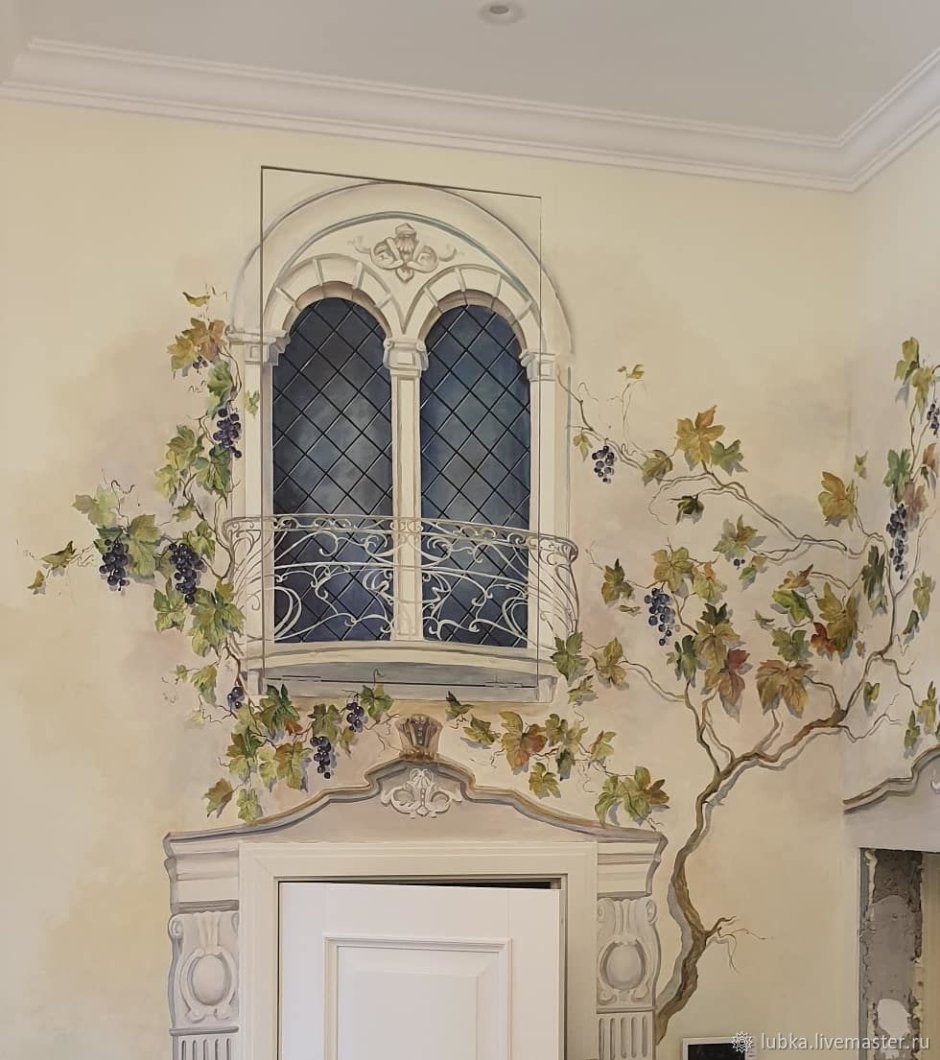 Декор над дверью