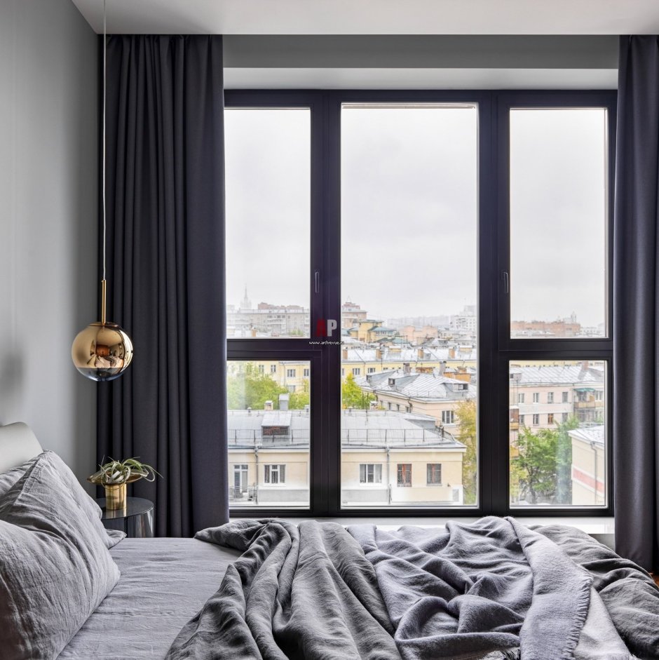 Серые панорамные окна в интерьере