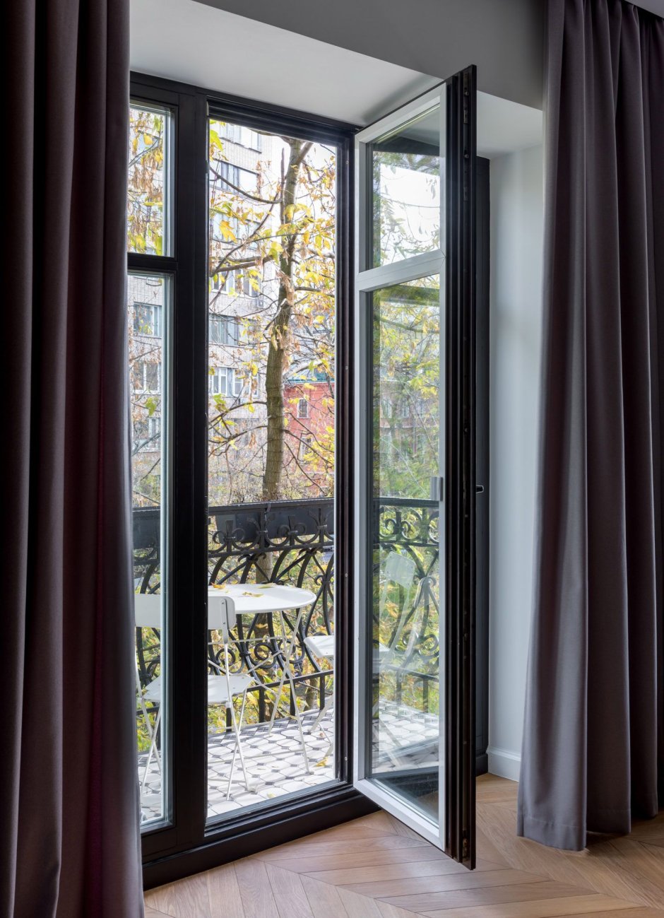 Графитовые окна в интерьере