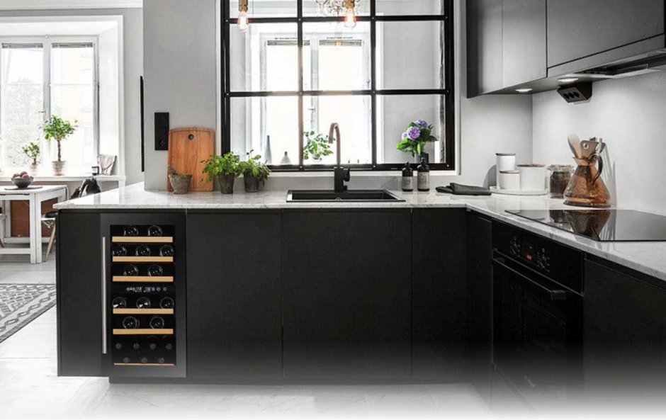 Кухня с черным окном