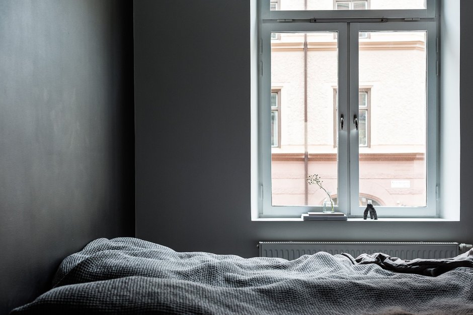 Окно на серой стене