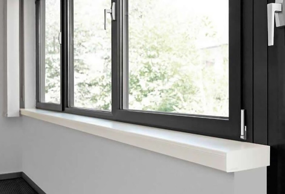 Белое окно и темный подоконник