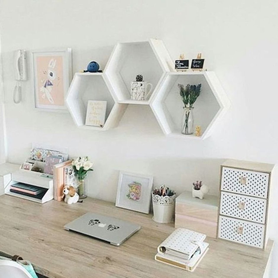 Полка соты в интерьере спальни