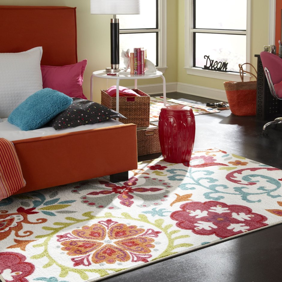 Разные ковры в одной комнате