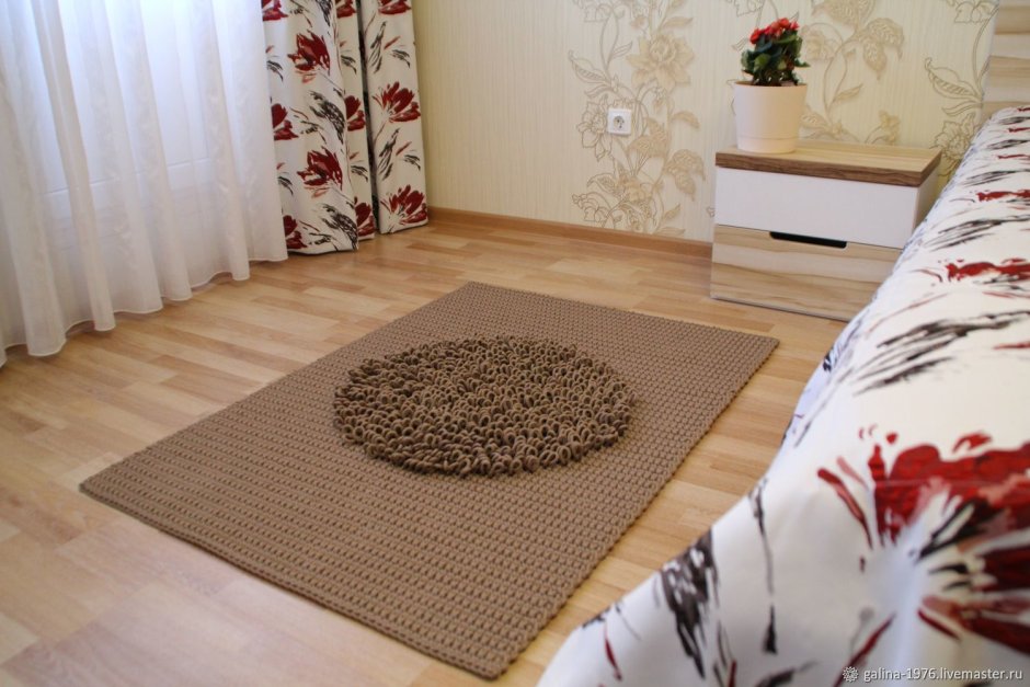 Вязаные коврики в интерьере
