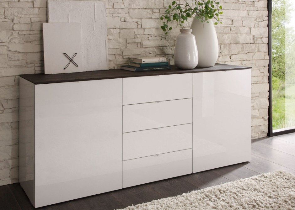 Высокие тумбы в гостиную