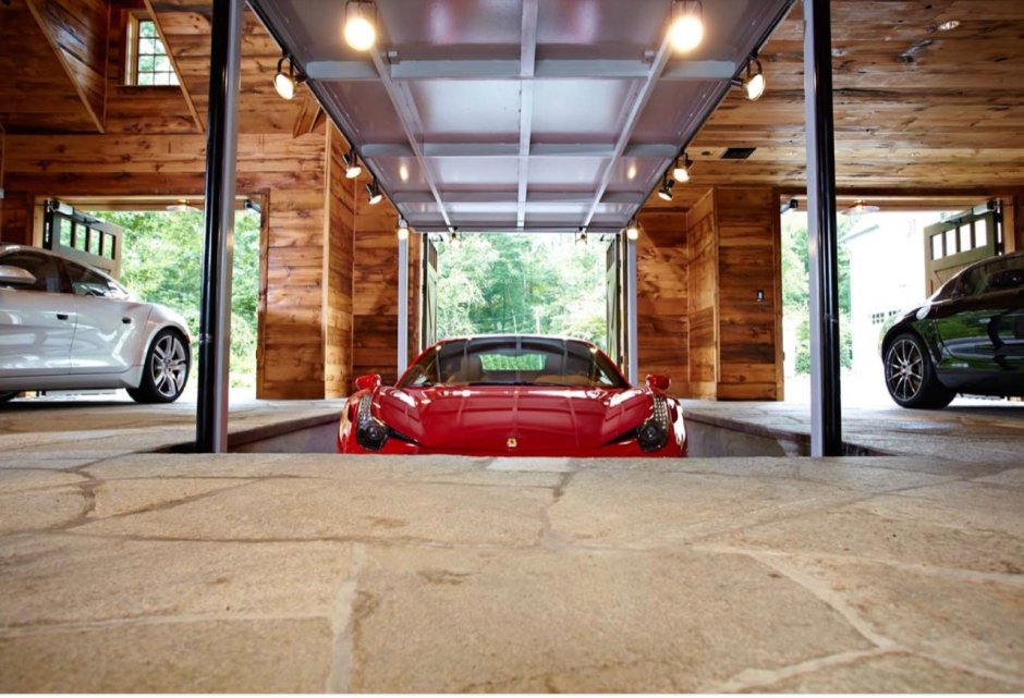 Интерьер большого гаража