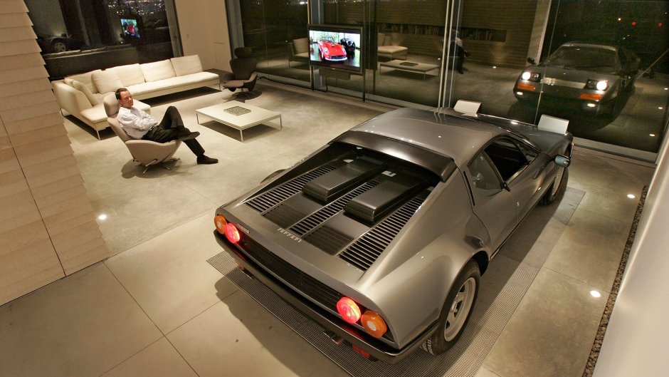 Машина в гараже