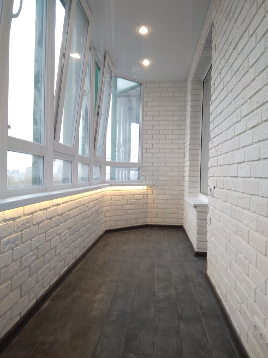 Декоративный кирпич на балконе