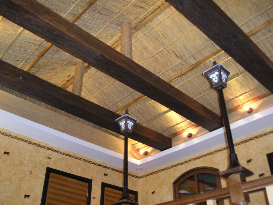 Отделка потолка мешковиной