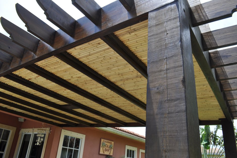 Навес из деревянных балок