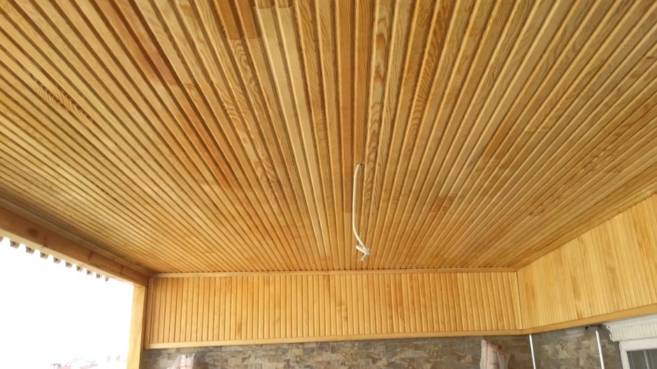 Вагонка на потолке в беседке