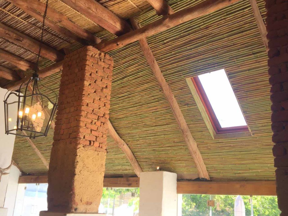 Бамбуковые балки на потолке