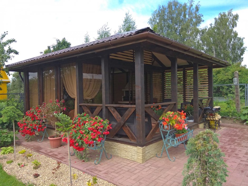 Беседка закрытая с мангальной зоной сбоку