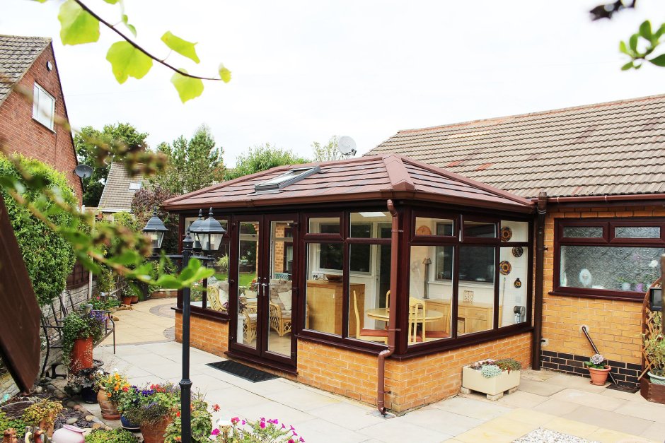 Летняя кухня с панорамными окнами