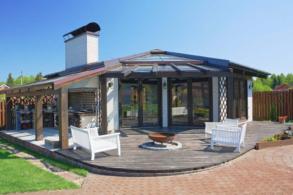 Закрытая веранда с мангалом