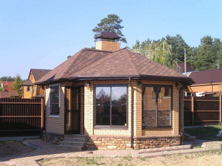 Беседка закрытая с мангальной зоной сбоку