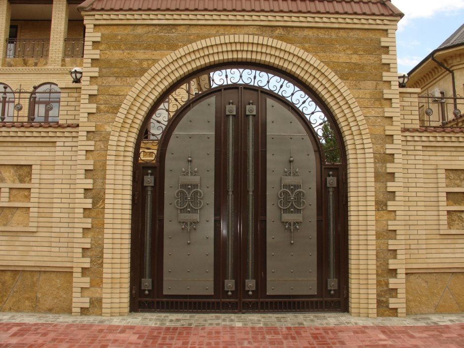 Кирпичные арочные ворота