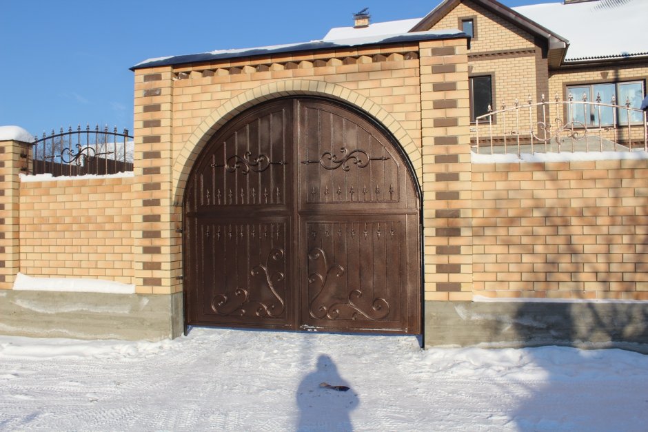Кирпичные ворота с аркой