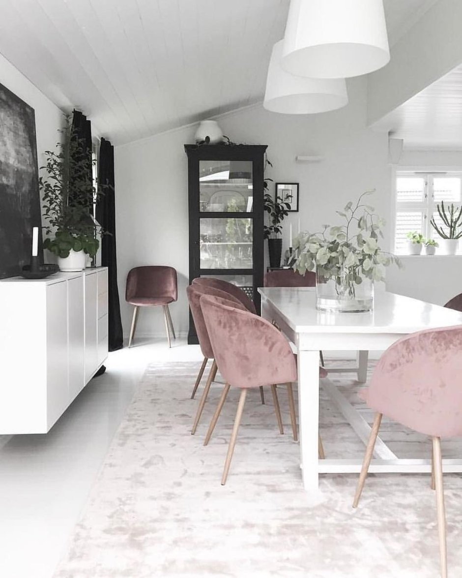 Пыльно розовая кухня в интерьере