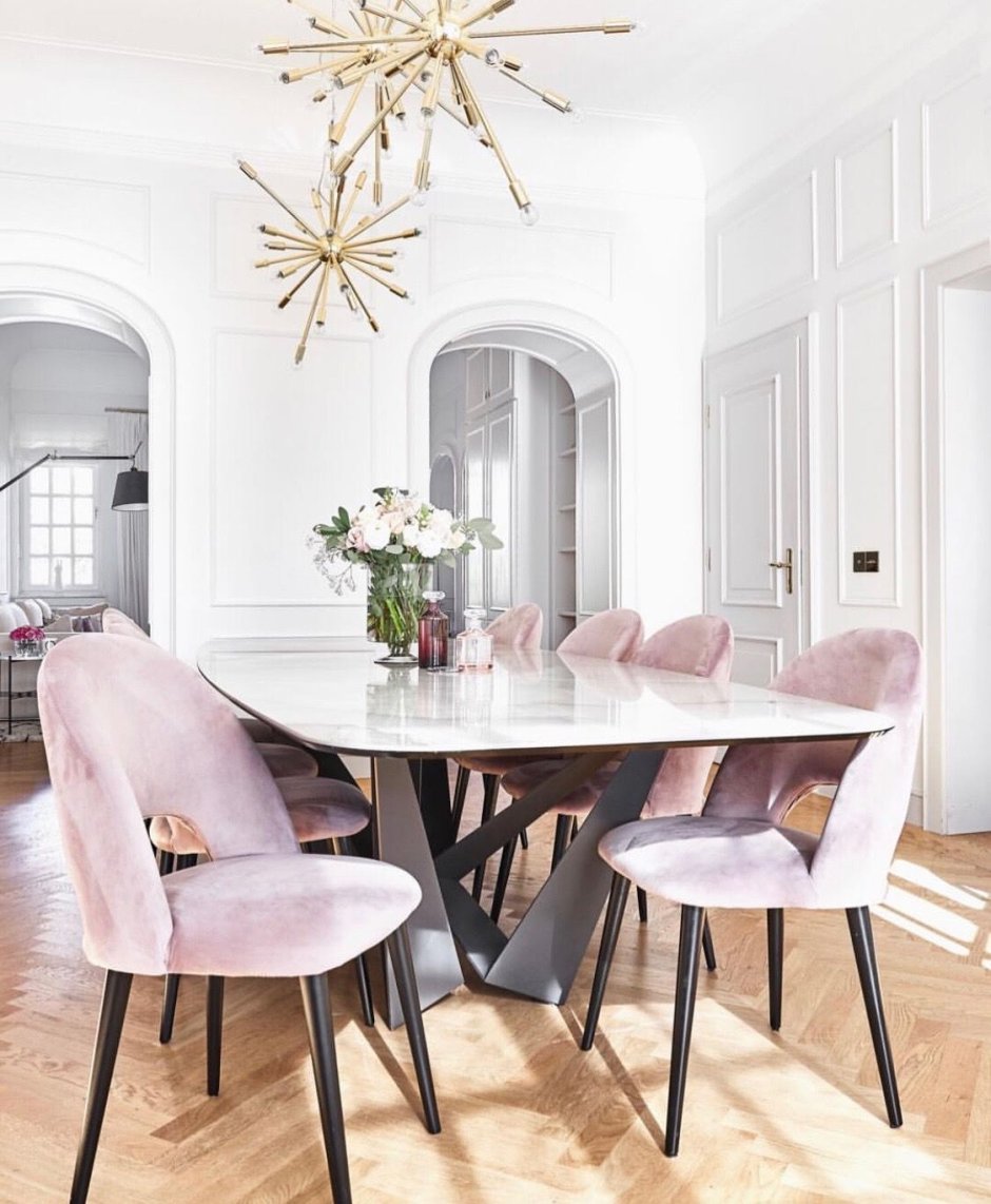 Розовые стулья в интерьере