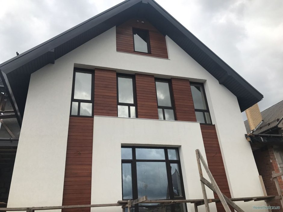 Фасад из планкена и штукатурки