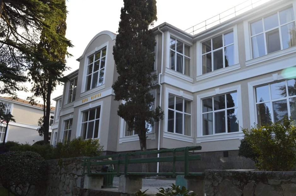 Артек Лазурный белая дача