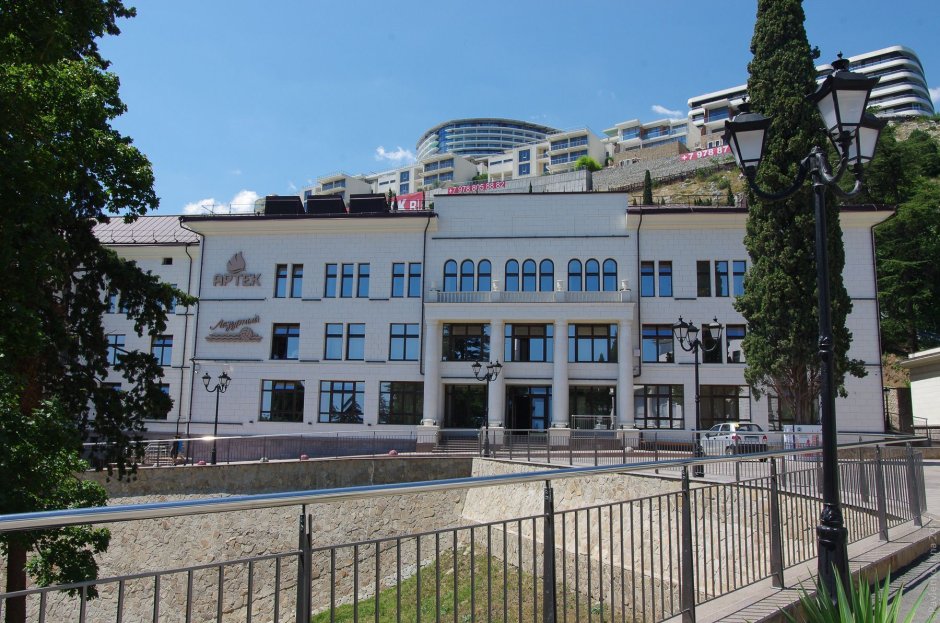 Лагерь Лазурный Артек белая дача