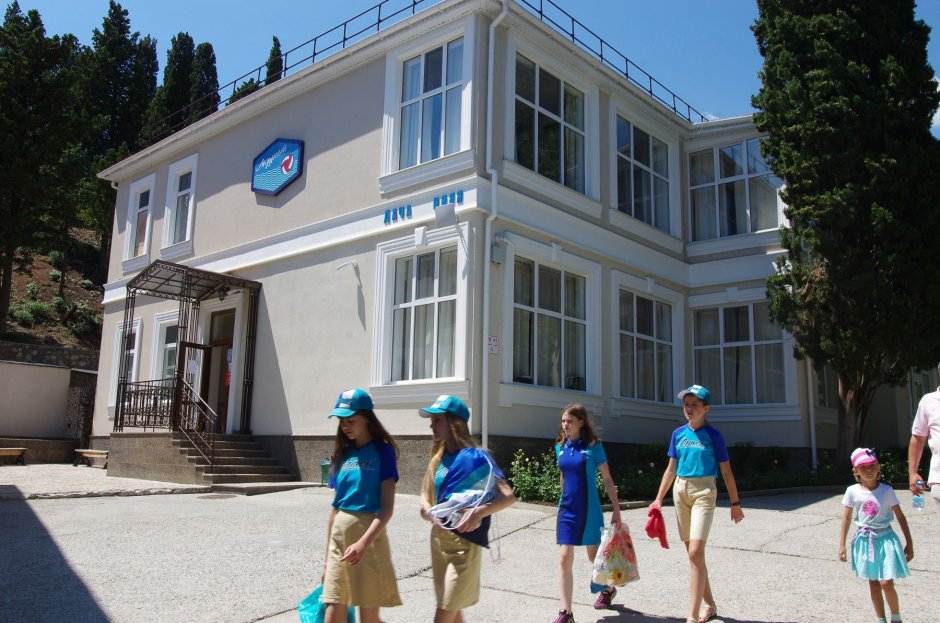 Артек Лазурный белая дача